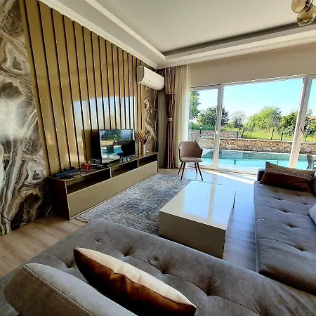 Lovely House With Heated Pool Near Ski Center In Kartepe Near Sapanca Hébergement de vacances *